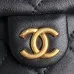 Chanel Mochila, Piel de cordero efecto brillo y metal dorado #A49155